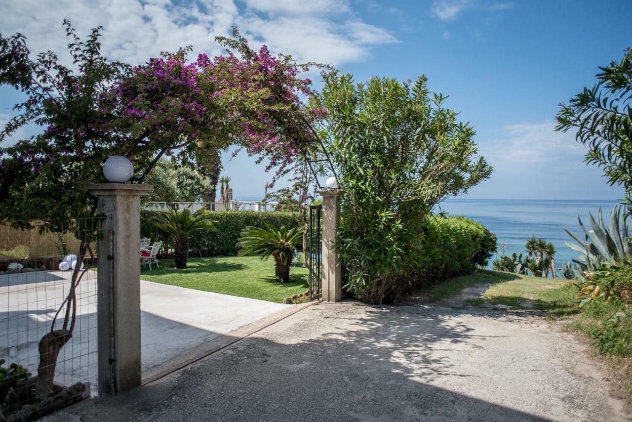 Oikia Eleanthi - Beachfront Garden Home! Mytikas  Exterior foto